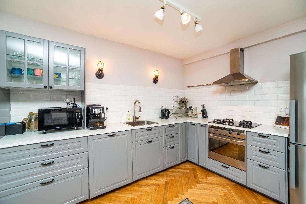 Central, Spacious, Modern 5 Bedrm Duplex W/Balcony Πράγα Εξωτερικό φωτογραφία