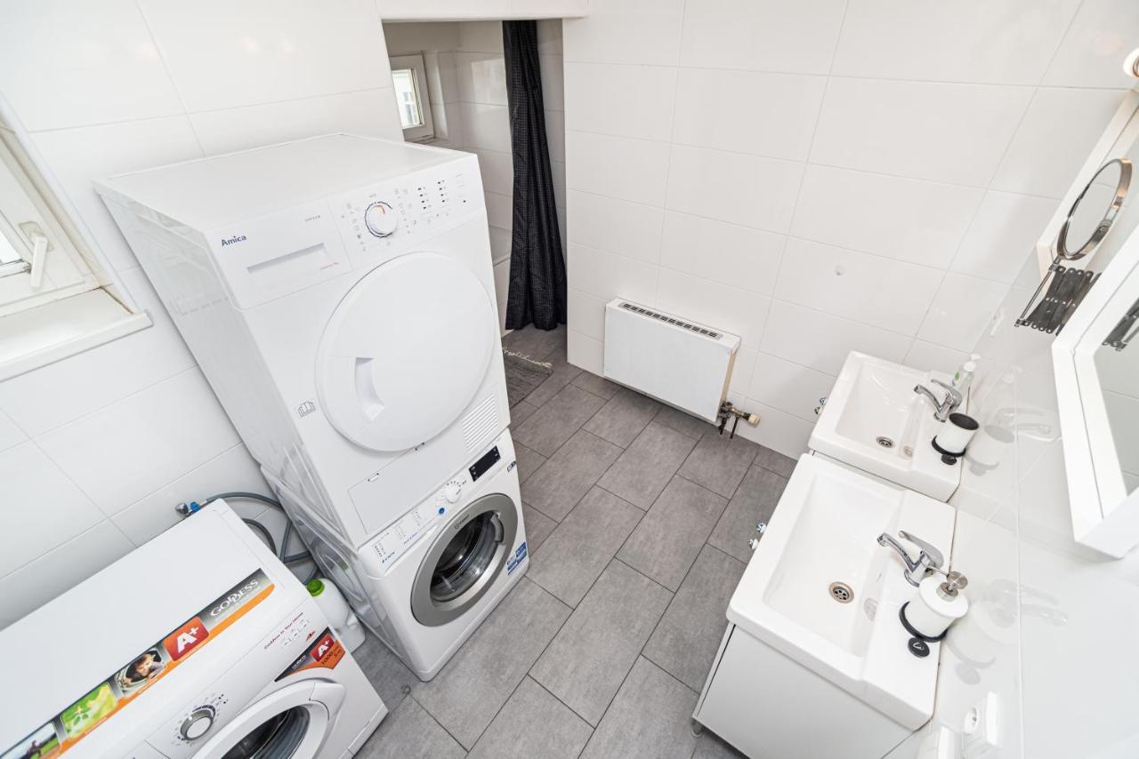 Central, Spacious, Modern 5 Bedrm Duplex W/Balcony Πράγα Εξωτερικό φωτογραφία