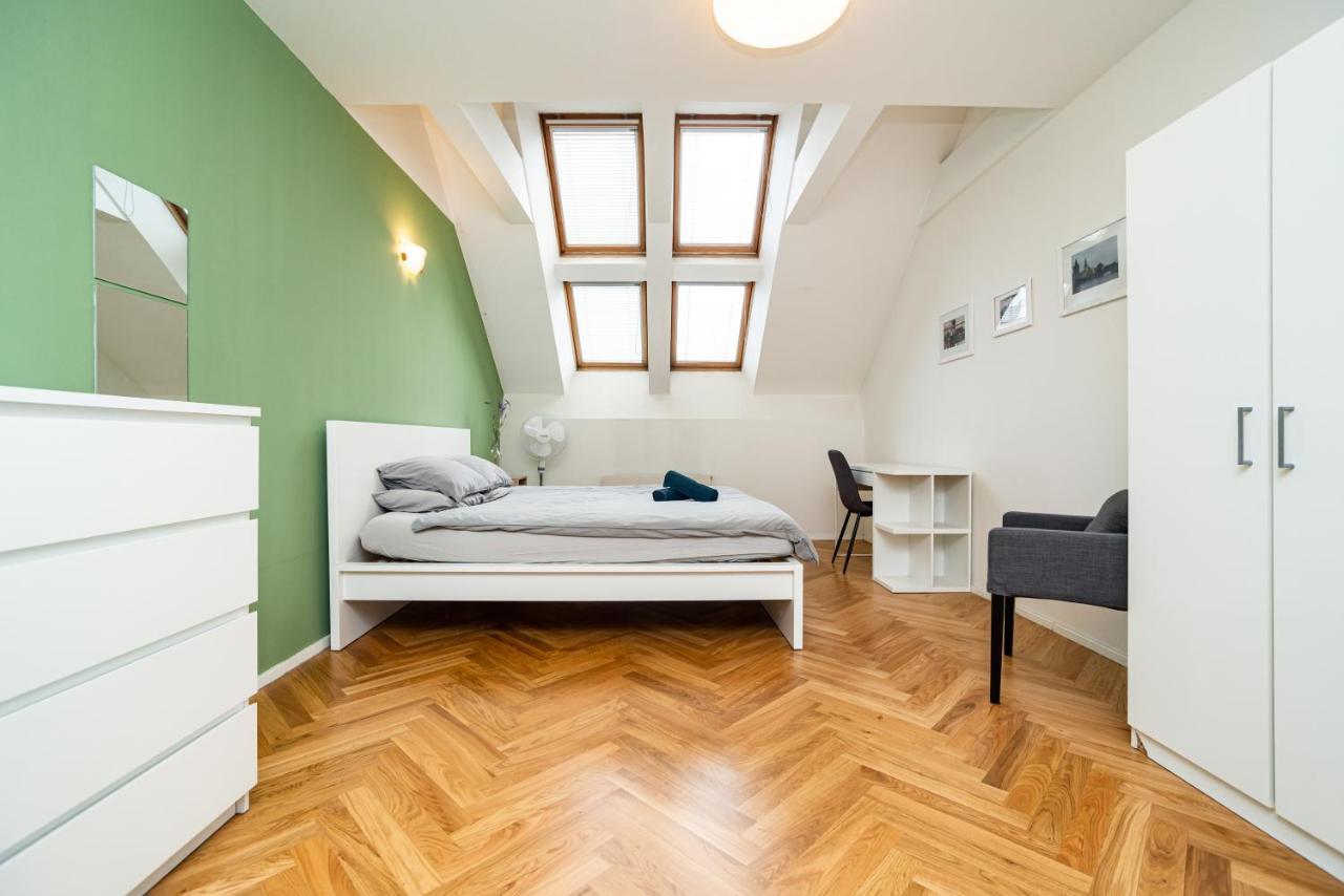 Central, Spacious, Modern 5 Bedrm Duplex W/Balcony Πράγα Εξωτερικό φωτογραφία