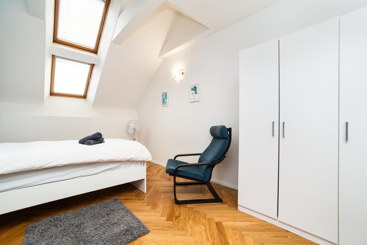 Central, Spacious, Modern 5 Bedrm Duplex W/Balcony Πράγα Εξωτερικό φωτογραφία
