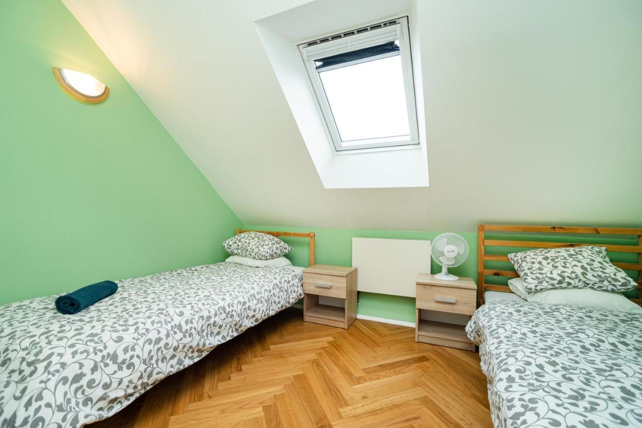 Central, Spacious, Modern 5 Bedrm Duplex W/Balcony Πράγα Εξωτερικό φωτογραφία