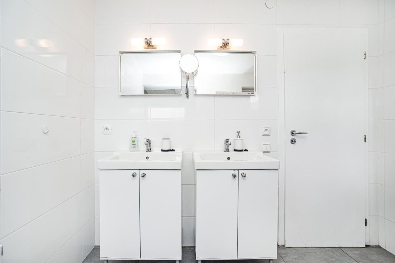Central, Spacious, Modern 5 Bedrm Duplex W/Balcony Πράγα Εξωτερικό φωτογραφία